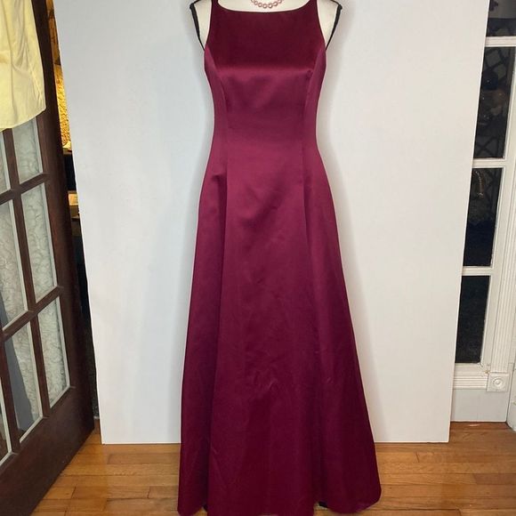 Betsy & Adams Dress Gown Burgundy with Wrap Gown Dress - Picture 2 of 16